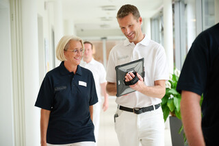 Fachgespraech_Arzt_Pflege_Flur_c_Klinik_Manhagen