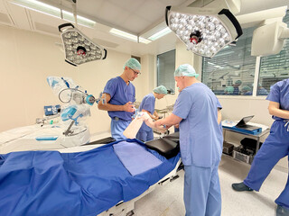 Bild_1_Klinik_Manhagen_Dr.Hessling_Dr.Schmidt-im_OP