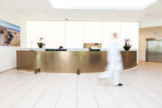 Rezeption_Eingangsbereich-Orthopaedie-c-Klinik_Manhagen