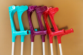 Gehhilfen-vor-Gold-c-Klinik_Manhagen