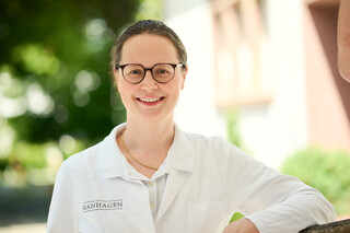 Portrait-Augenklinik-Prof-Dr-Julia-Lueke-c-Klinik-Manhagen