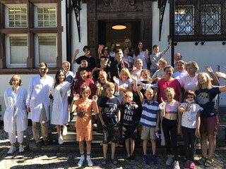 csm_Bild_3_Gruppenbild_der_ukrainischen_Kinder_mit_den_Manhagen_AErzten_nach_den_Untersuchungen_vor_der_Augenklinik_1972ef0e8e