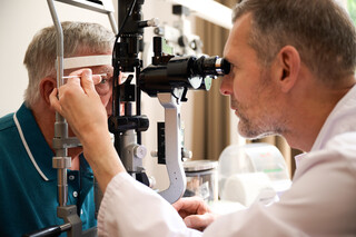 Augenheilkunde-Untersuchung-1-_c_Klinik_Manhagen