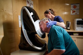 Patient_am_Optomap_Moderne_Diagnostik_in_der_Augenheilkunde_Klinik_Manhagen
