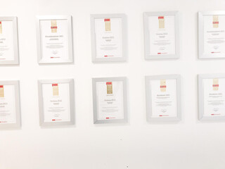 csm_Zertifikate_und_AUszeichnungen_wall