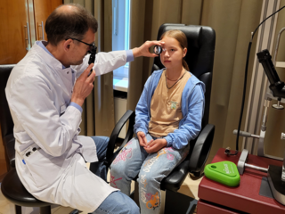 csm_202308_Tschernobyl_Kinder_in_der_Klinik_Manhagen__8_Dr._Buechner_untersucht_Kinderauge