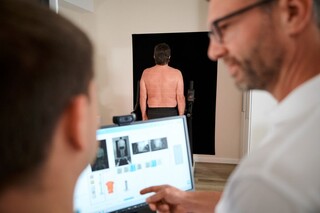 Wirbelsaeulenvermessung_an_Patient_mit_Arzt_und_Sportwissenschaftler_c_Klinik_Manhagen