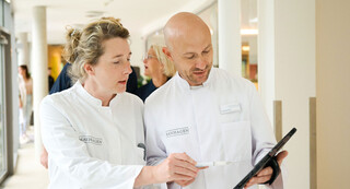 Zweitmeinung-Tablet-_c_Klinik-Manhagen