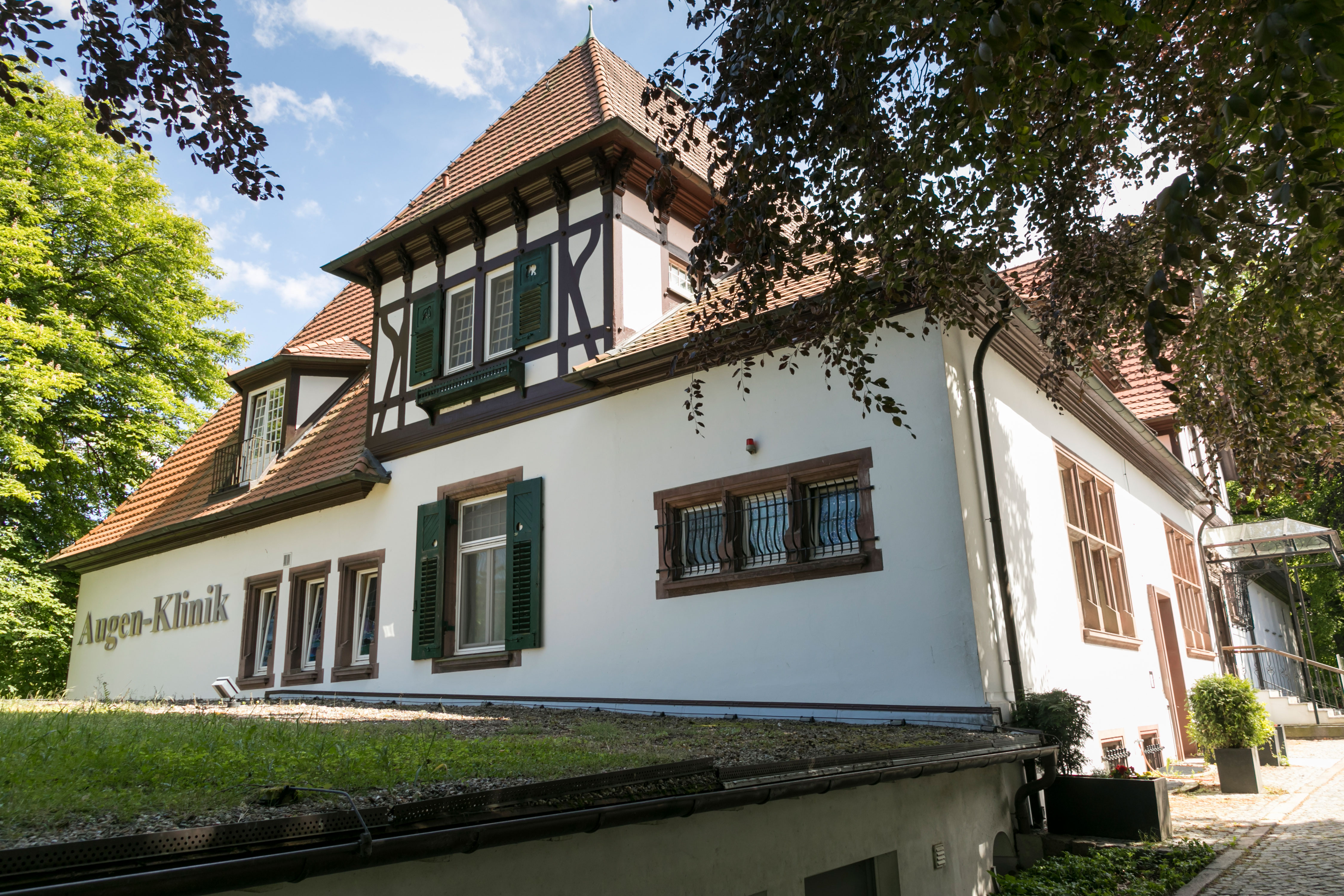 Außenansicht der Augenklinik Manhagen