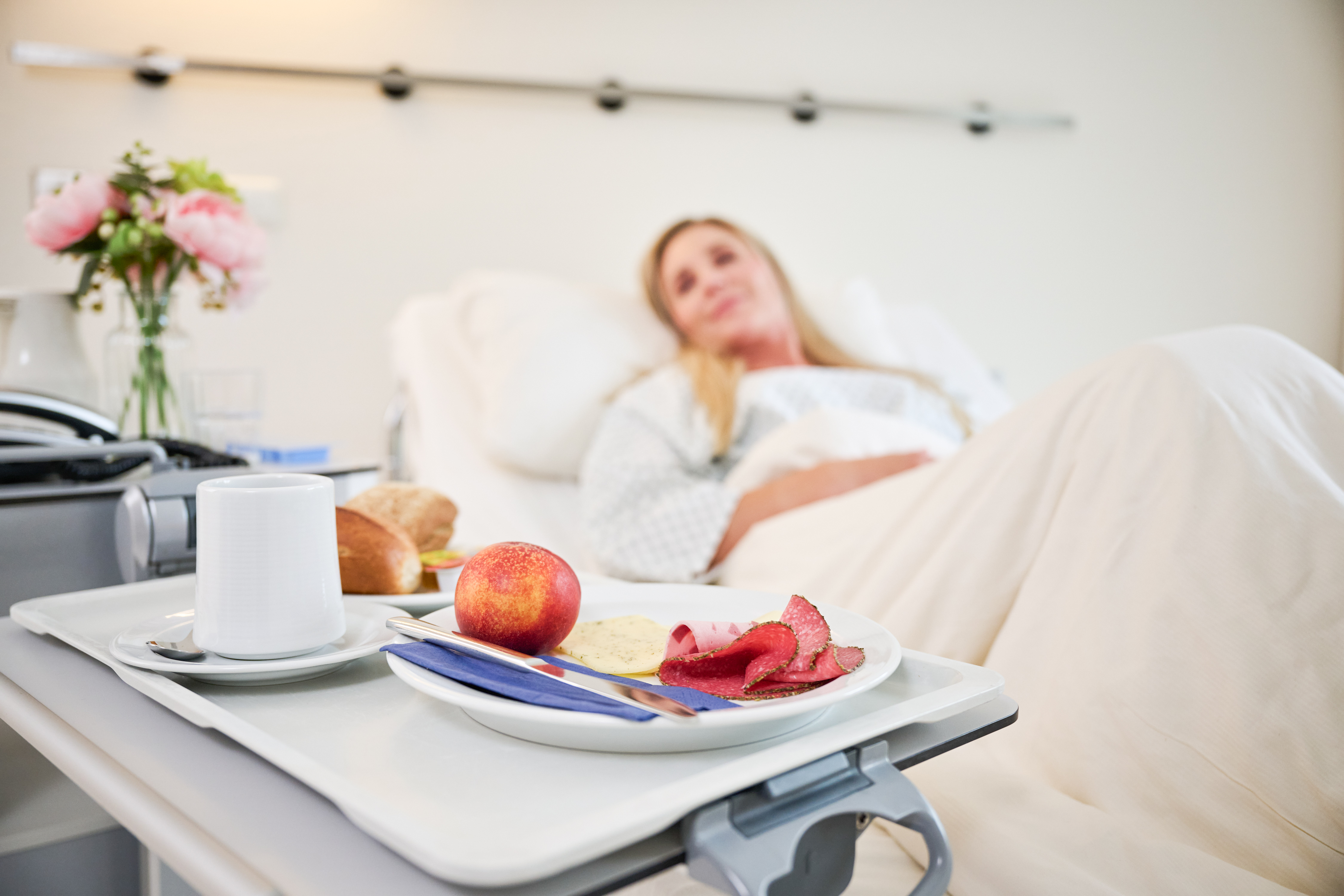 Frühstück am Patientenbett