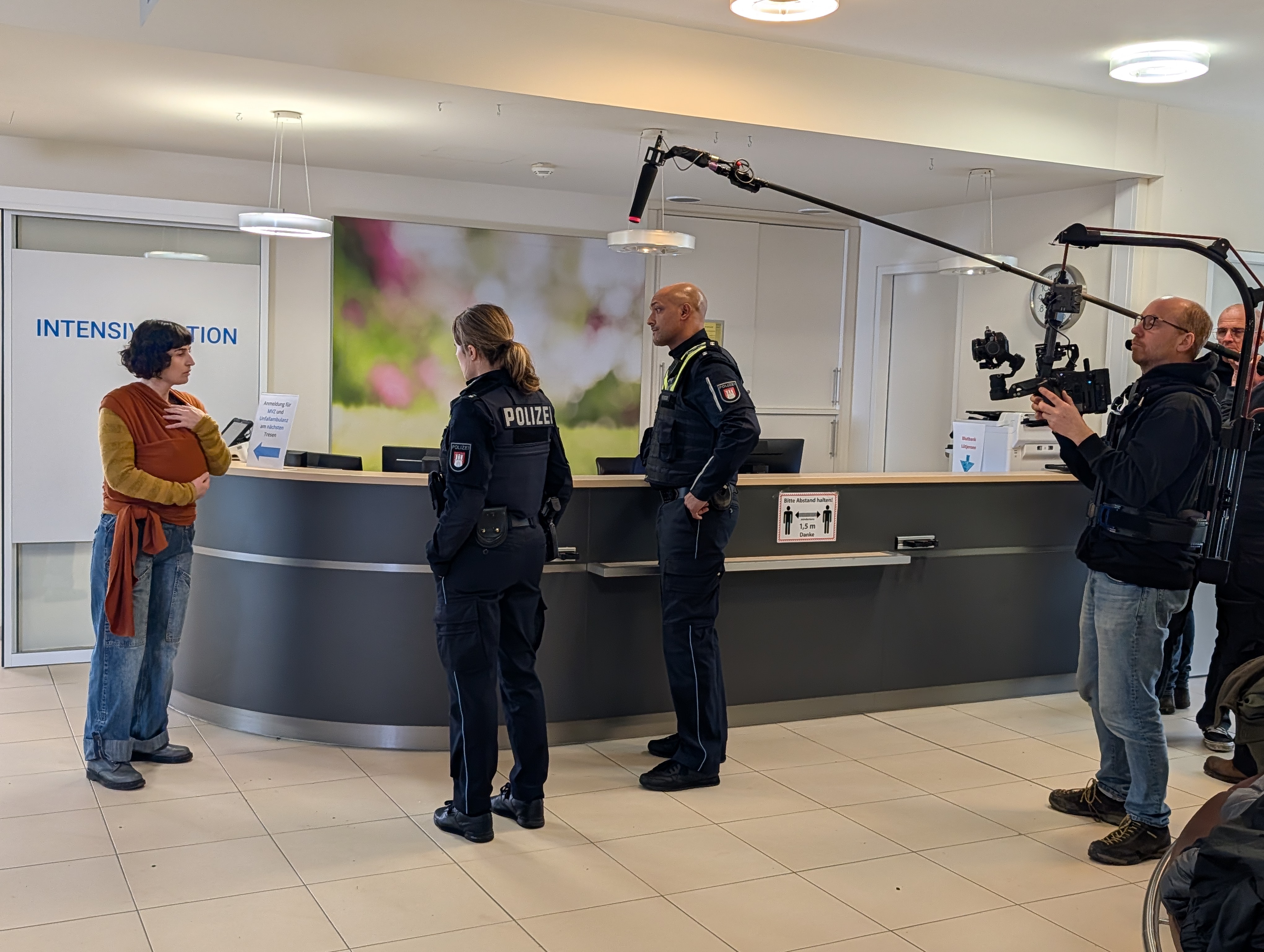 Es ist eine Szene mit Dreharbeiten für Großstadtrevier in der Klinik zu sehen