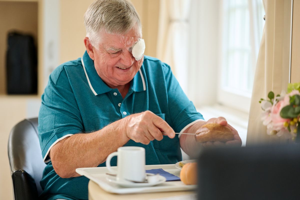 Frühstück im Patientenzimmer der Augenklinik Manhagen