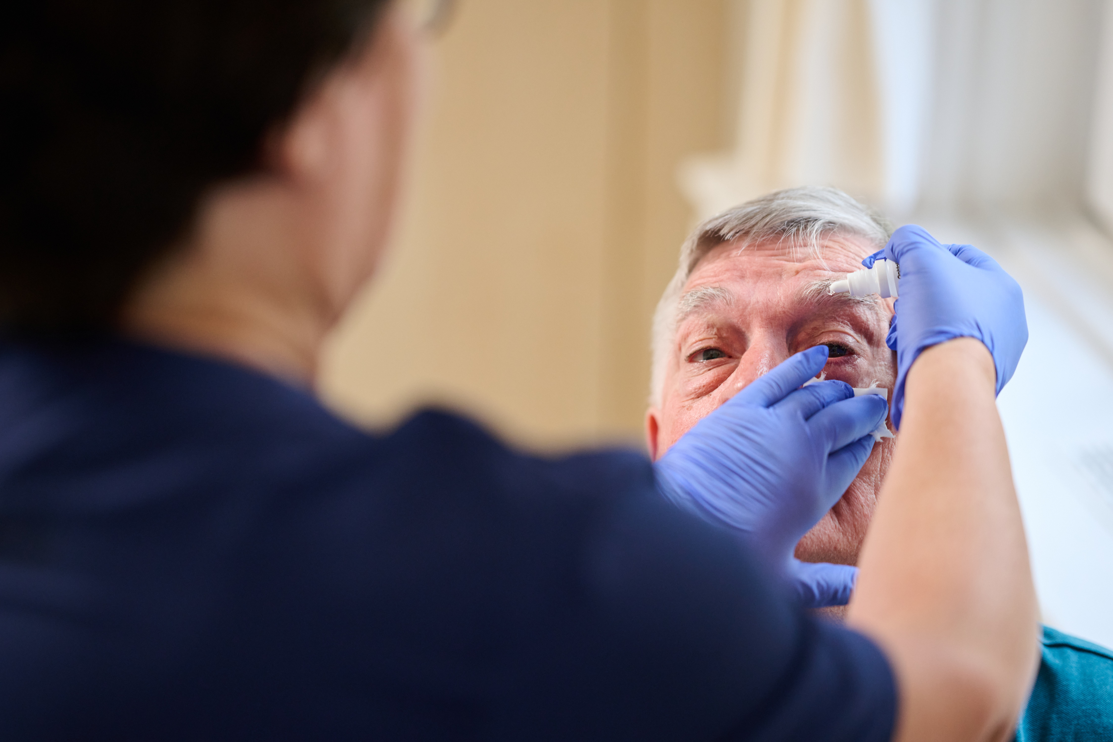 Augentropfen am Patienten in der Augenklinik