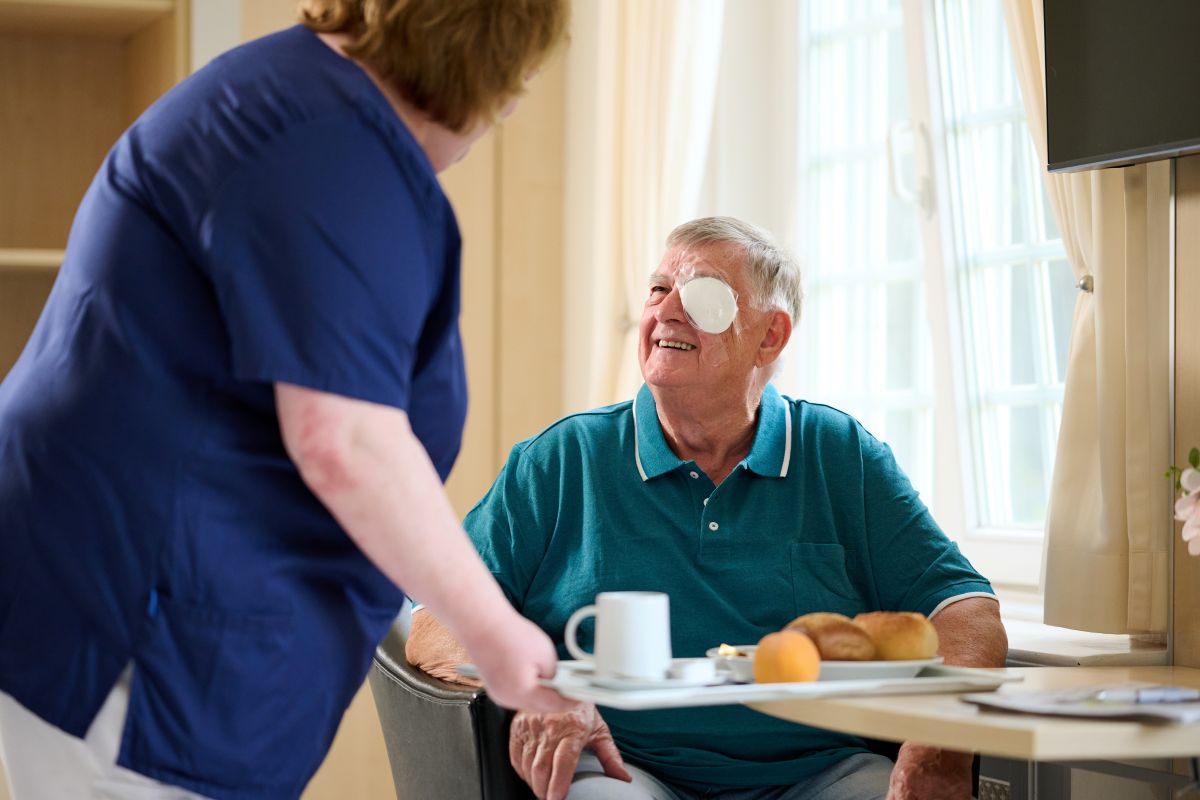 Patientenzimmer mit Frühstück in der Augenklinik