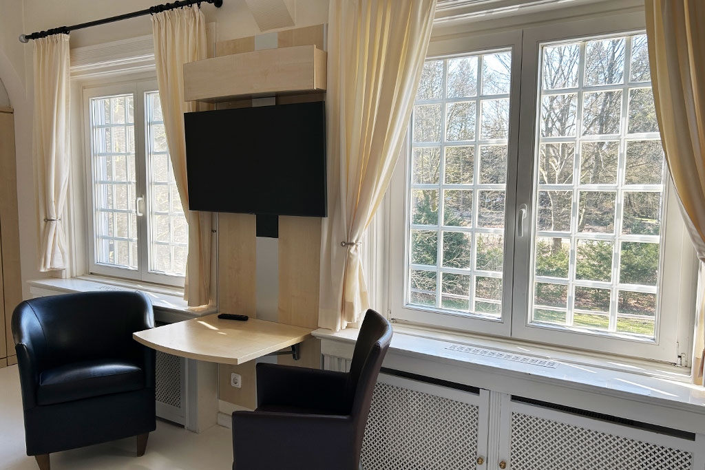 Zimmer mit Fensterfront in der Augenklinik