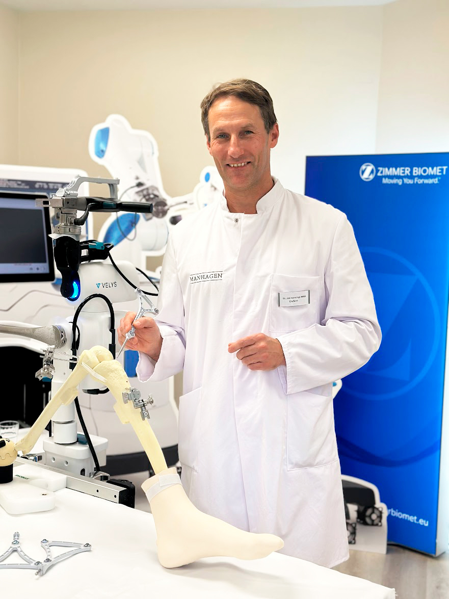 Dr. Jan Hennings am VELYS Robotiksystem