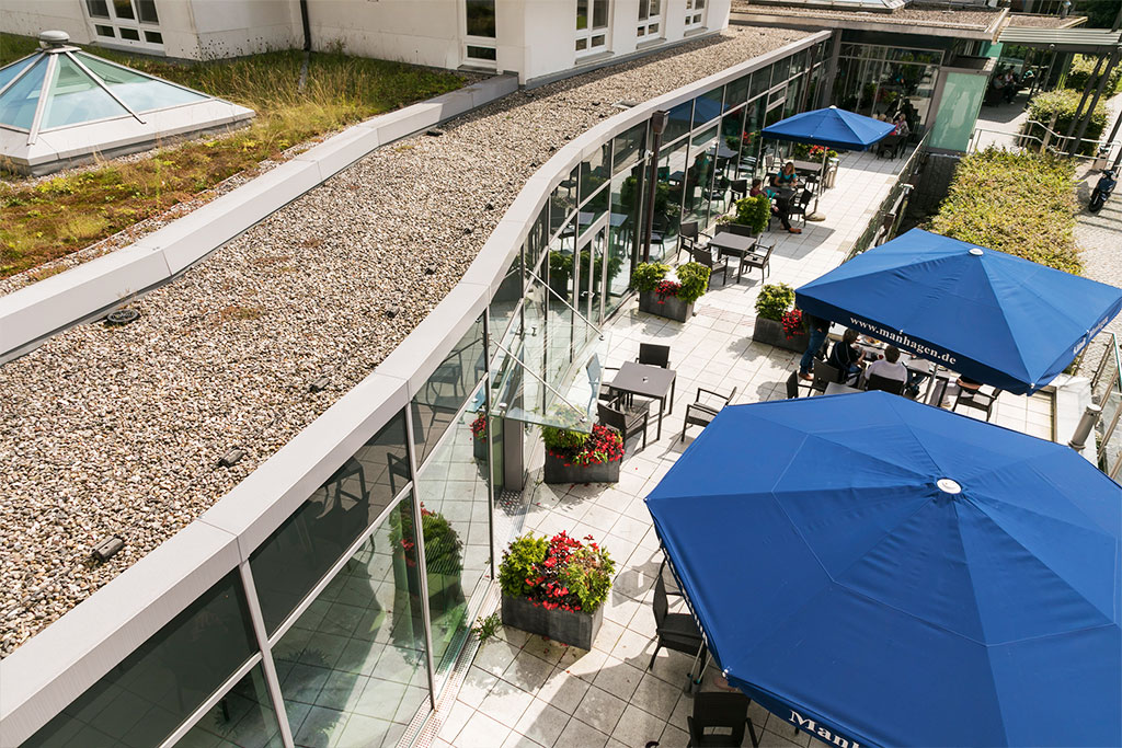 Cafeteria-Terrasse der Klinik Manhagen von oben