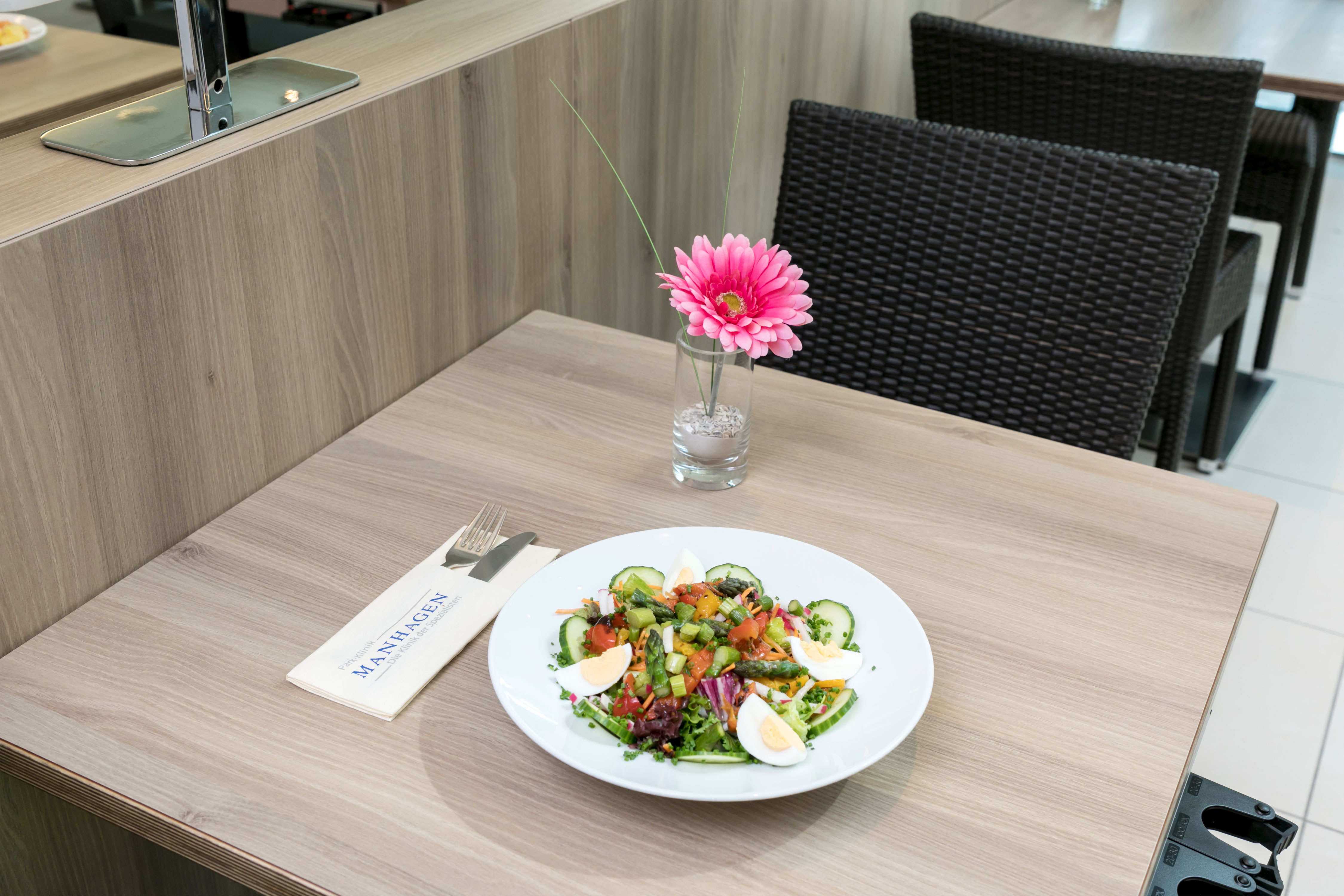 Frischer Salat aus der Cafeteria