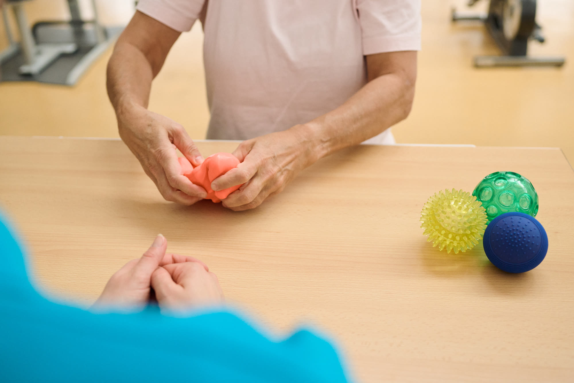 Gezielte Handtherapie mit therapeutischen Übungsbällen