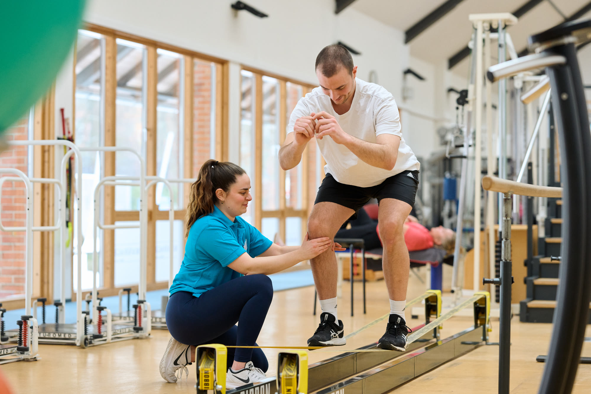 Therapeutisch begleitetes Knietraining in der Reha am Kaifu
