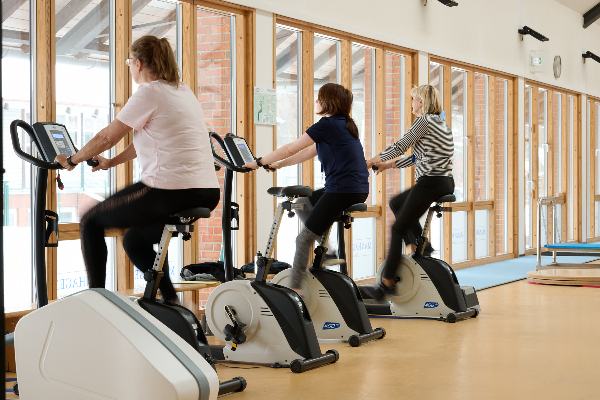 Fahrradergometer im Trainingsbereich der Reha am Kaifu
