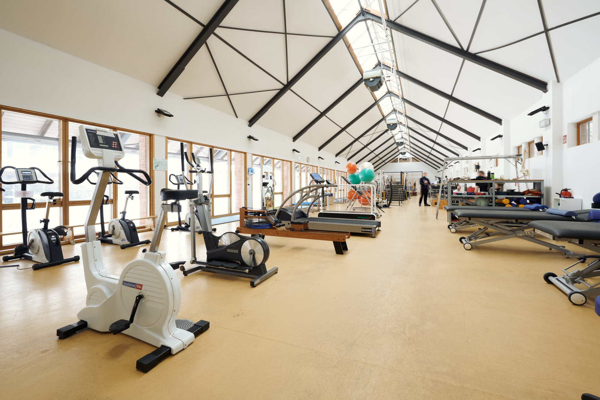 Großer heller Trainingsraum der Reha am Kaifu